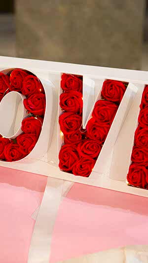 Güllü ışıklı love tabela