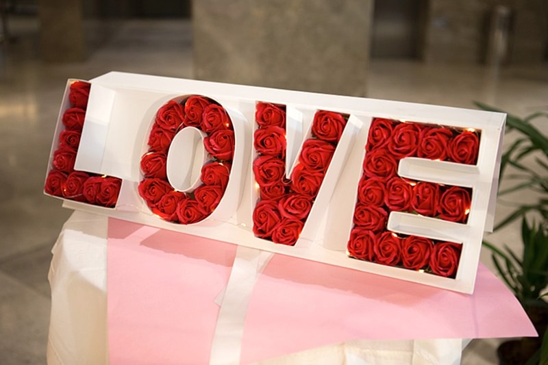 Güllü ışıklı love tabela