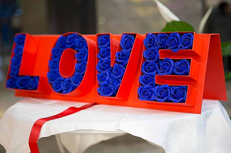 Mavi güllü love tabela