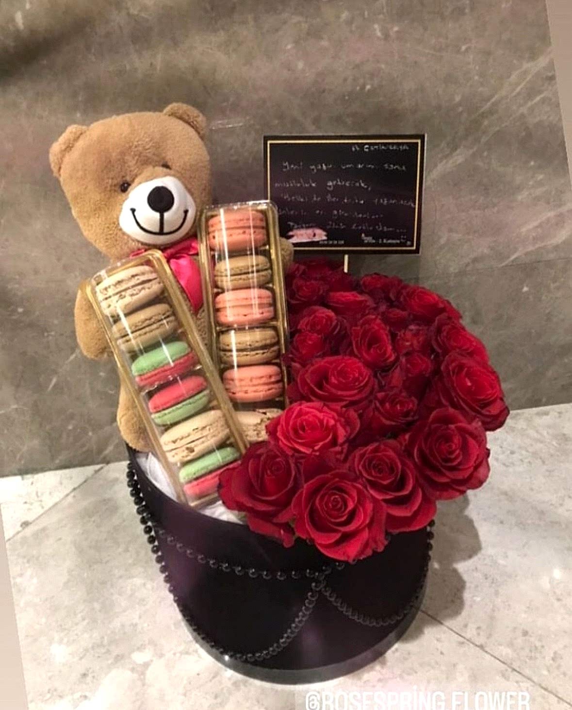 25 adet Gül, 12 adet macaron ve peluş ayıcıktan oluşan siyah incili, siyah kadife kutu